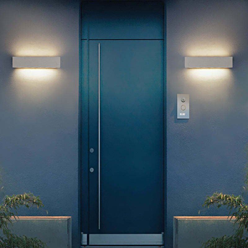 Sleek Edge Outdoor Wall Lamp
