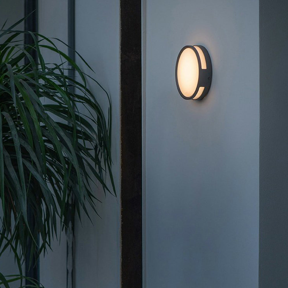 Black Metal Round Wall Light – IP65 Outdoor LED Lighting