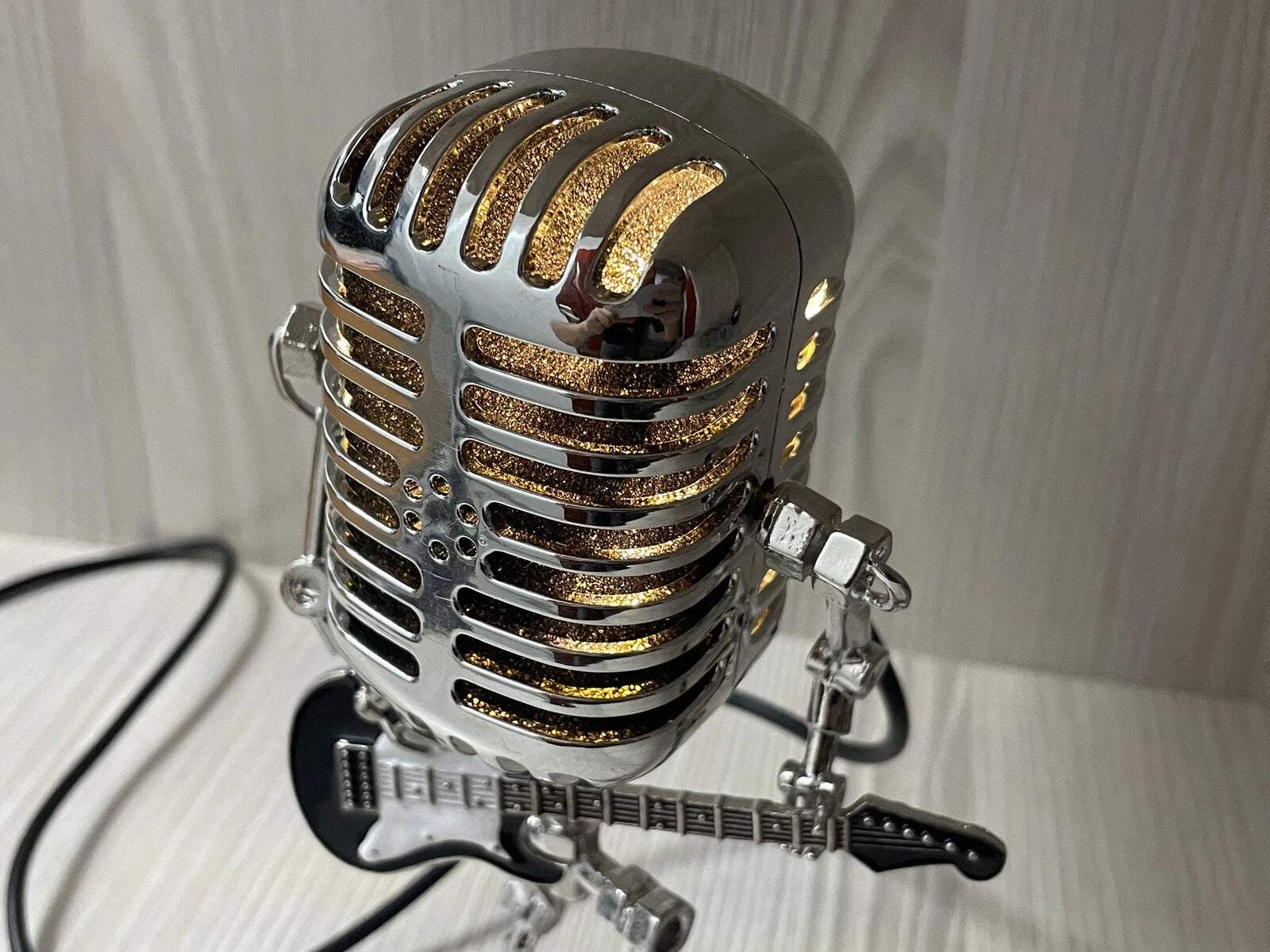 Guitarlamp - Robot Lamp with Guitar