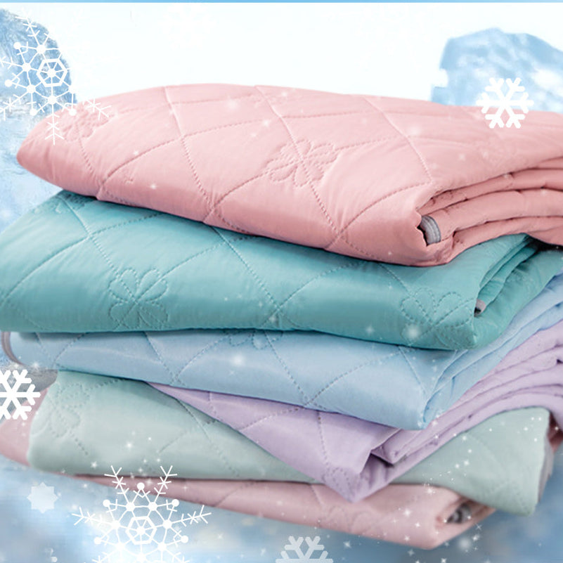 Summer Blanket with Temperature-Regulating Design