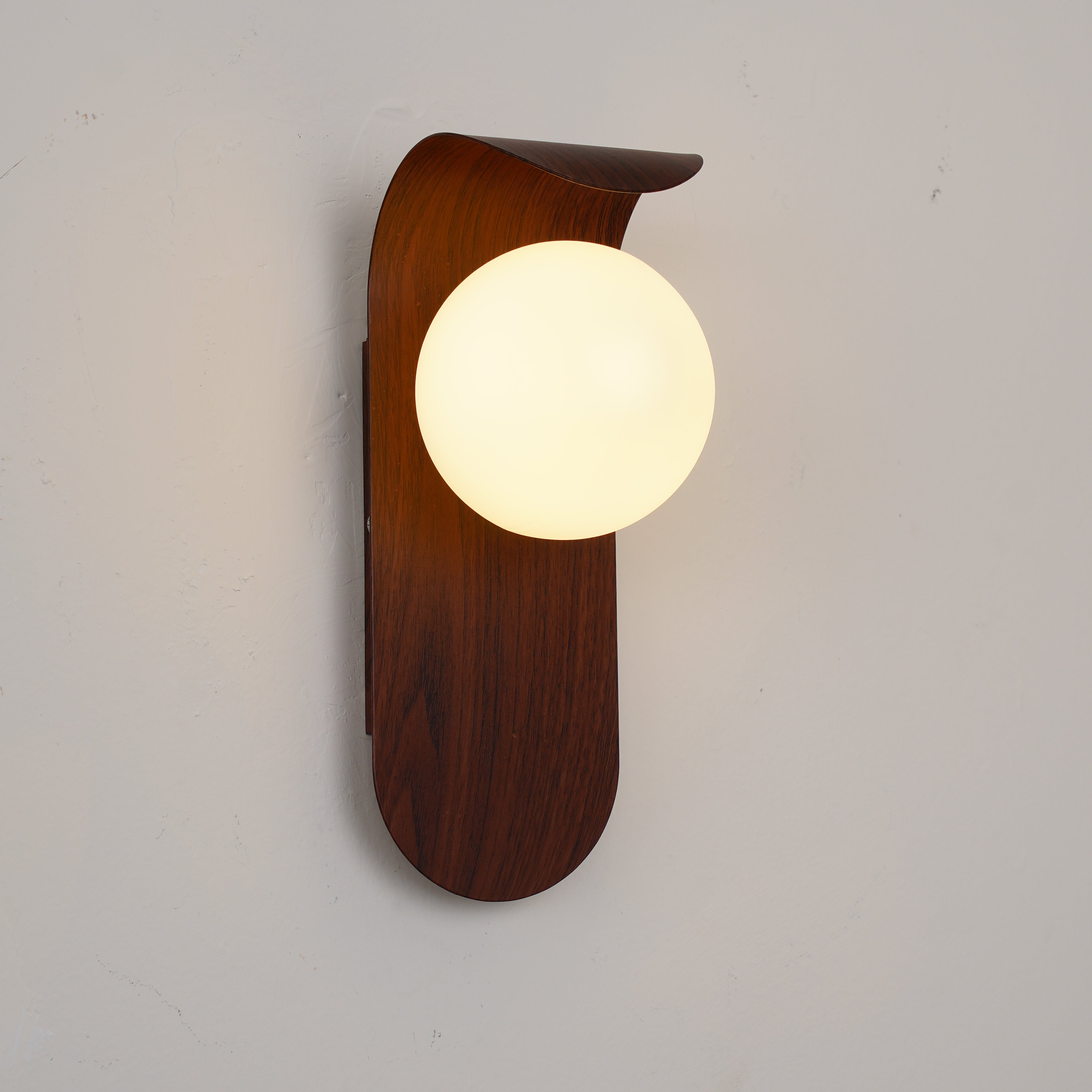 Curved LED Wall Sconce – Walnut Finish Modern Lighting