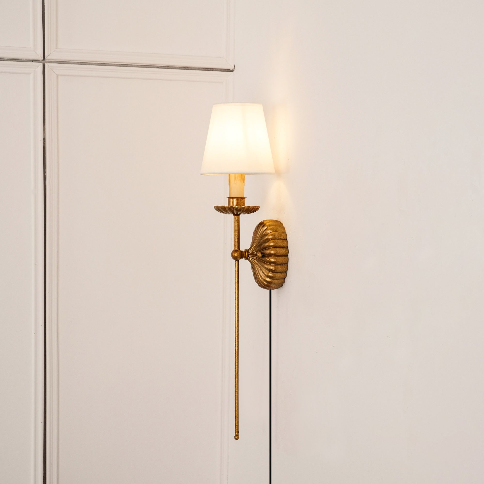 Antique Style Gold Plug-in Wall Sconce – Ribbed Backplate with Fabric Shade