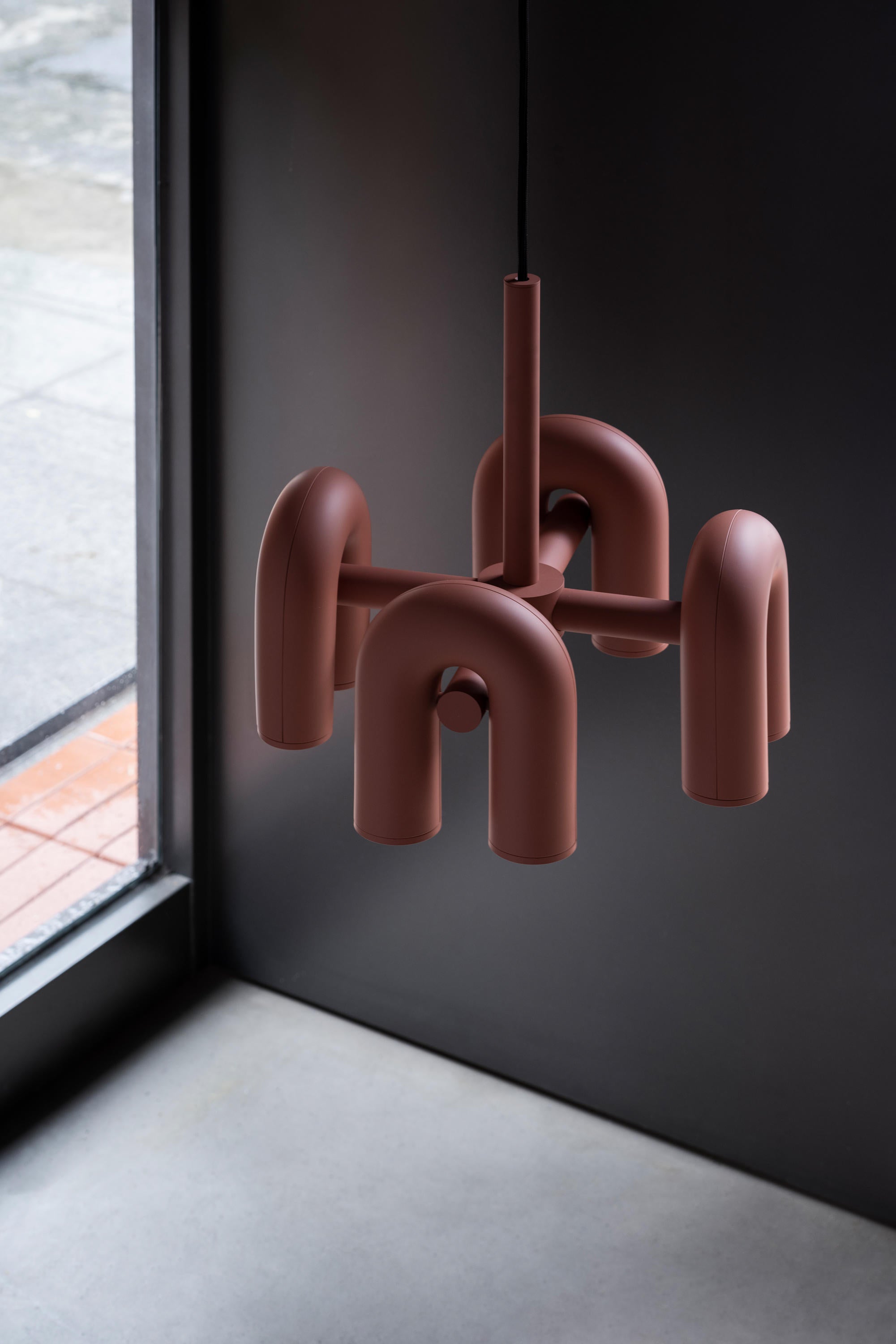 Contemporary Cirkus Chandelier – Sculptural U-Shaped Ceiling Light