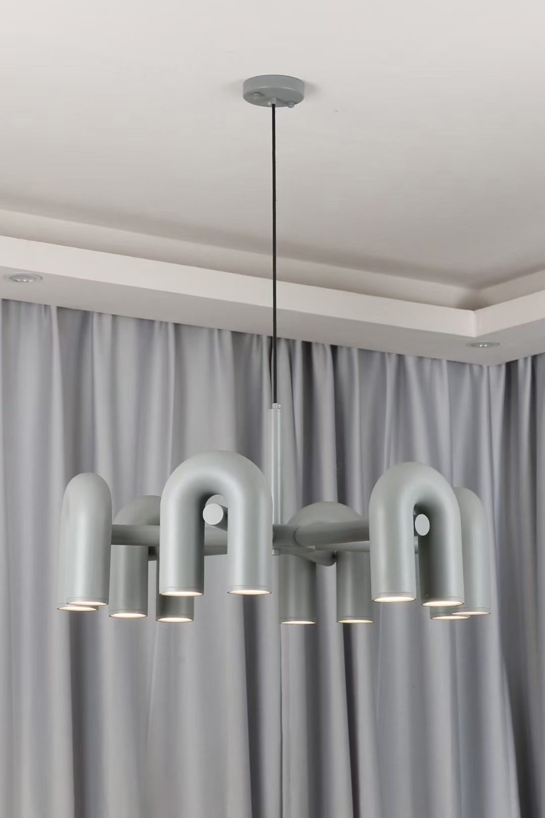Contemporary Cirkus Chandelier – Sculptural U-Shaped Ceiling Light