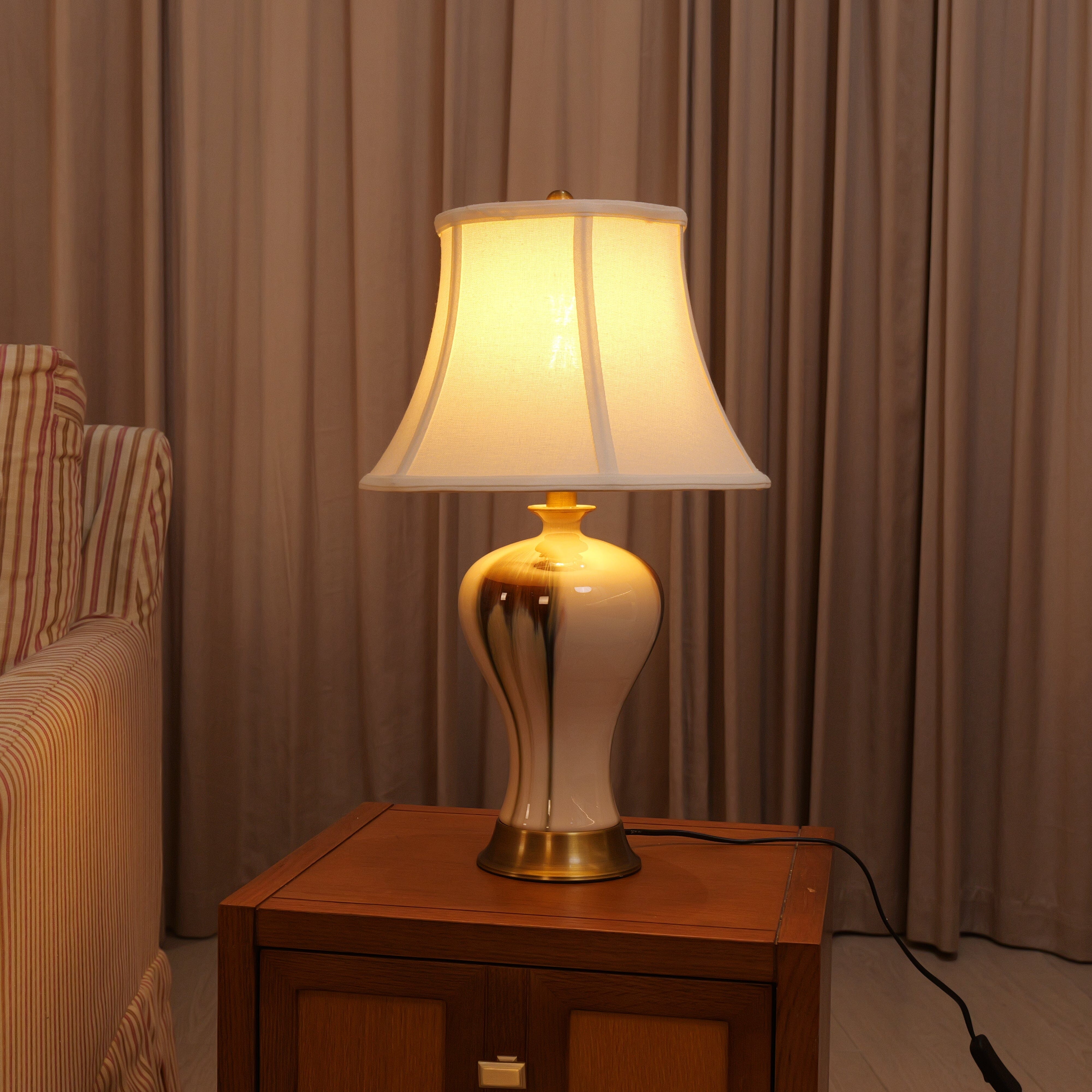 Glazed Ceramic Vase Desk Lamp – Black and Gold Gradient Finish