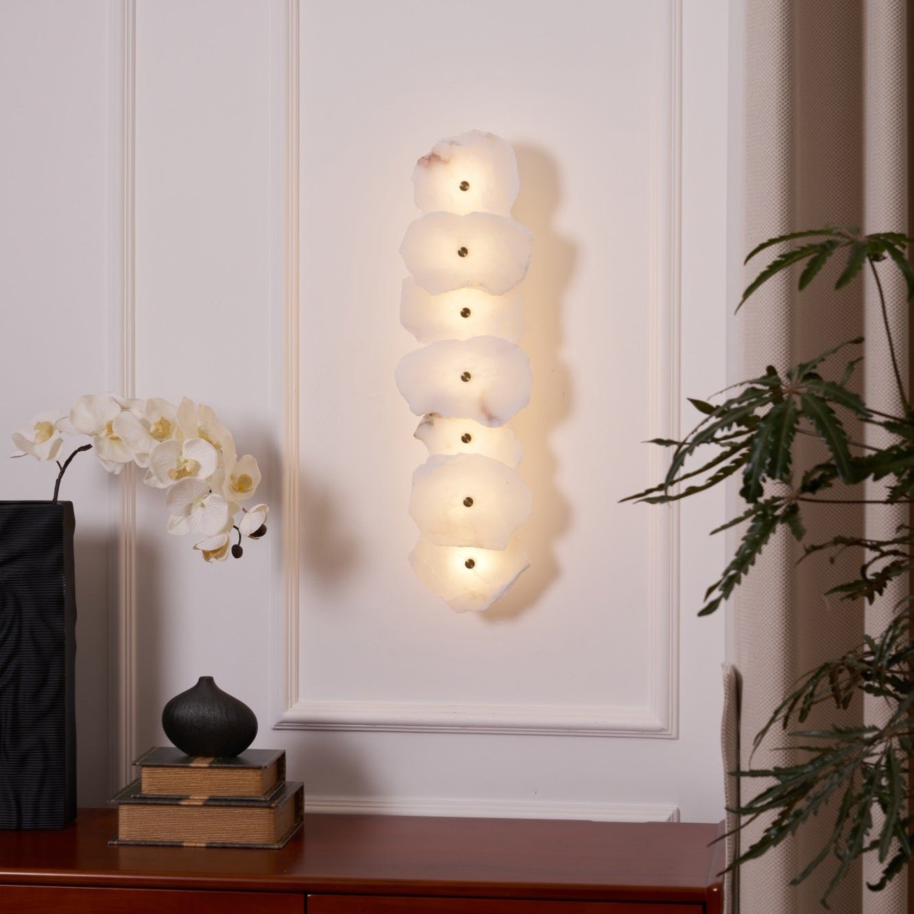 Flower-Shaped Alabaster Wall Lamp – Warm LED Lighting Sconce