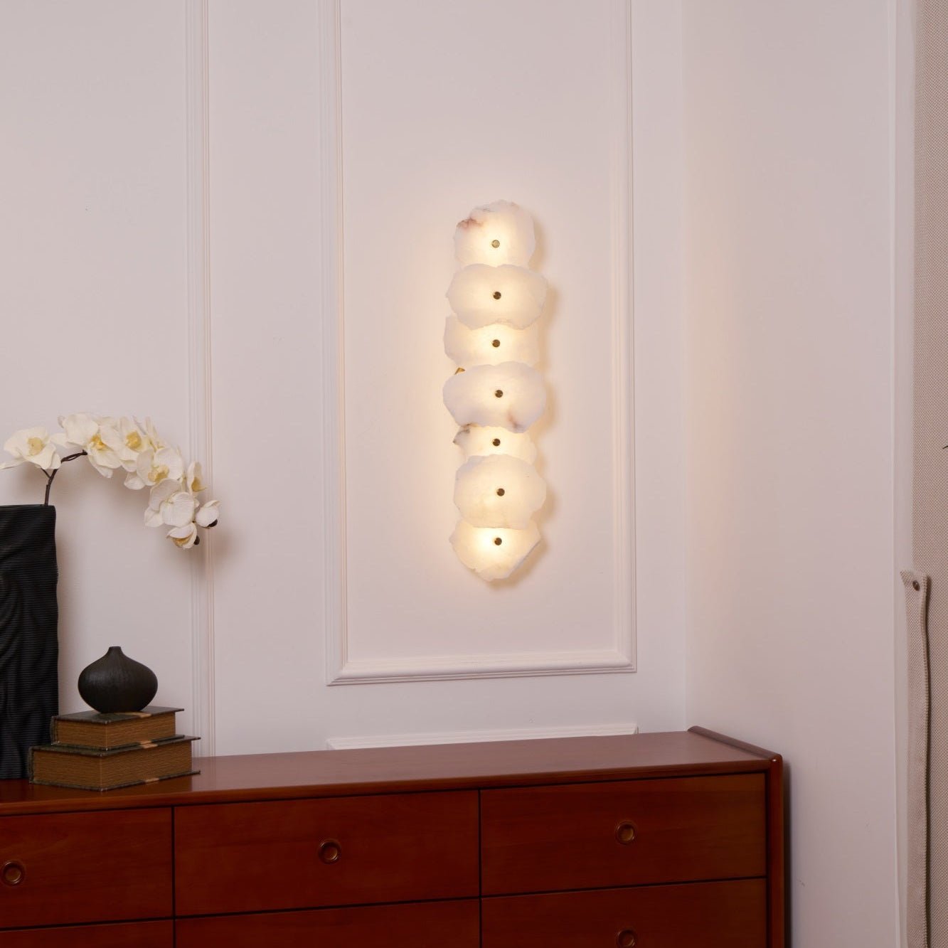 Flower-Shaped Alabaster Wall Lamp – Warm LED Lighting Sconce