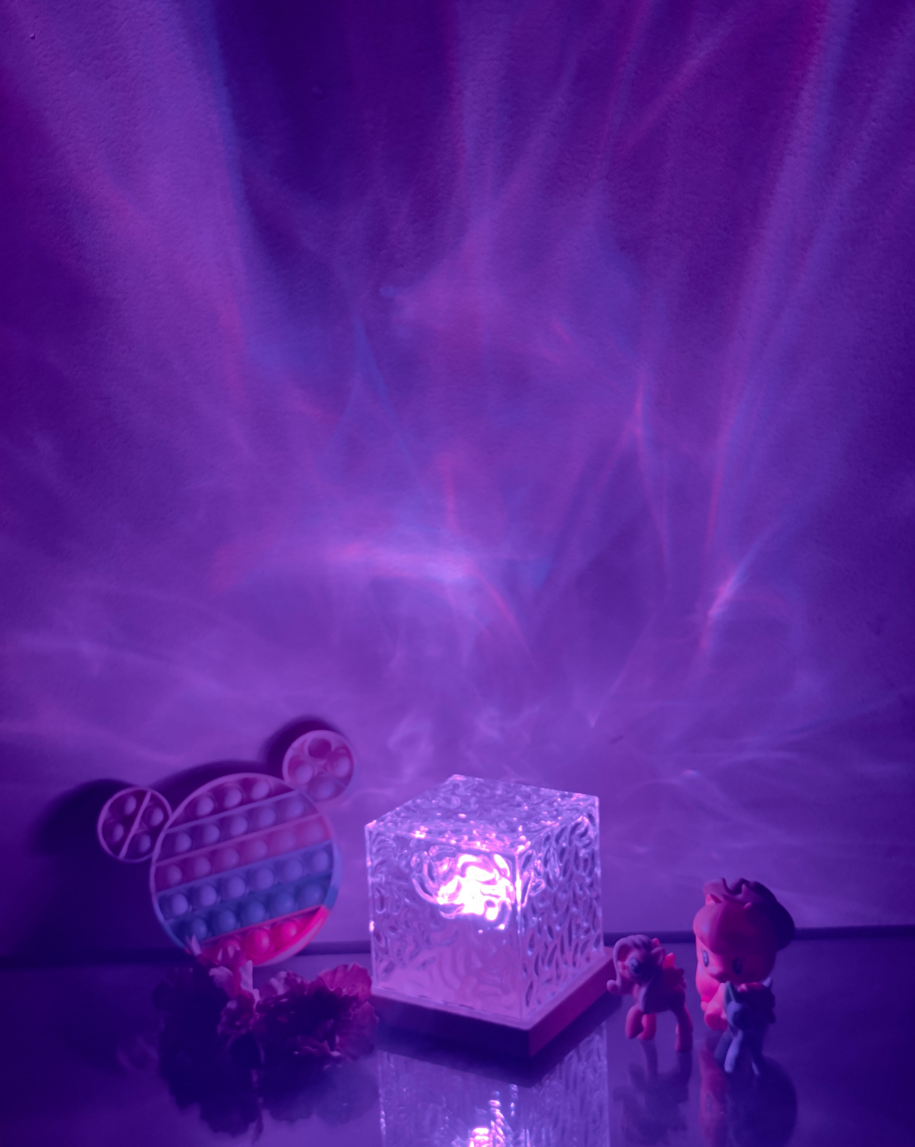 Stylish Qrismora Table Lamp