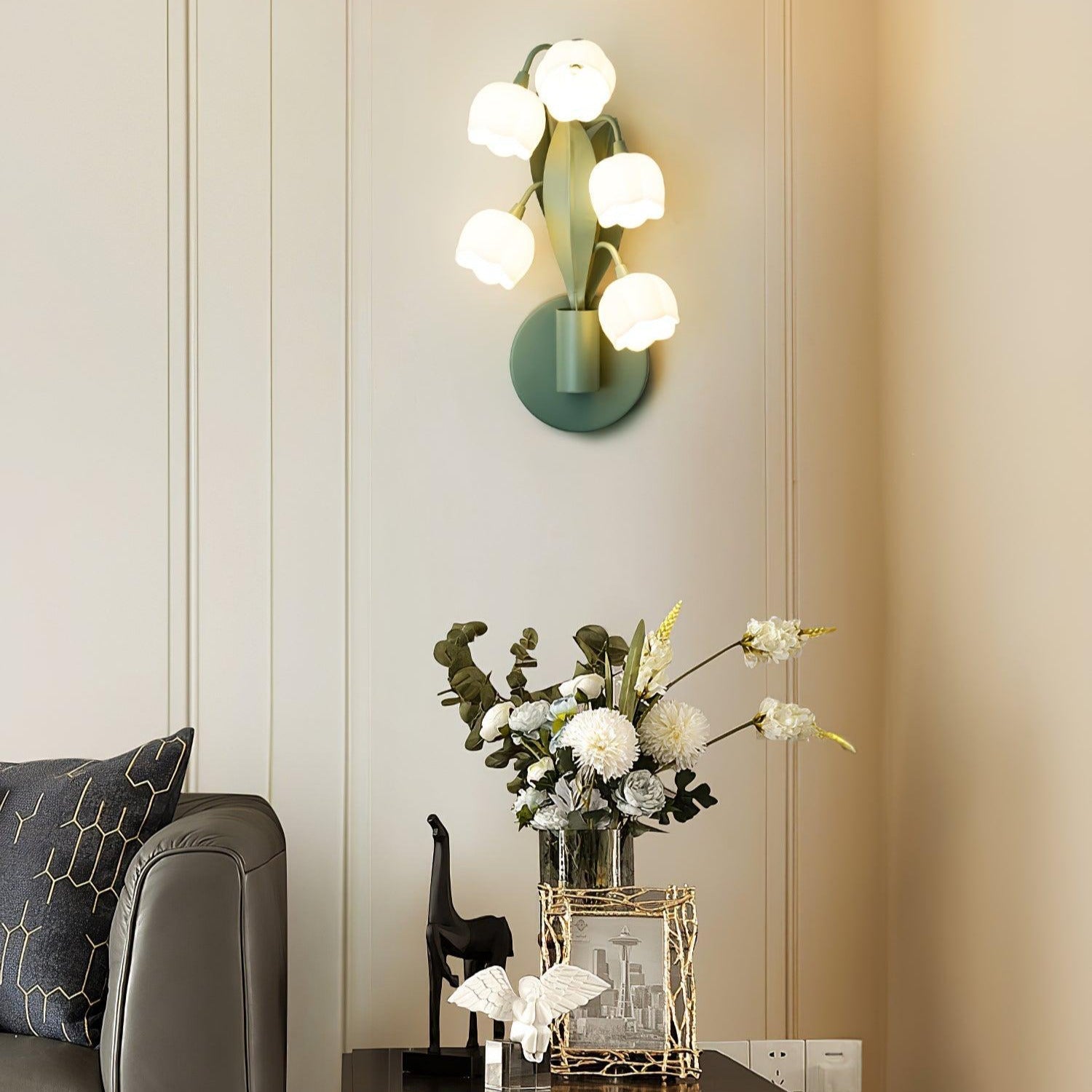 Modern Floral Wall Light – Botanical Design with Soft Natural Lighting