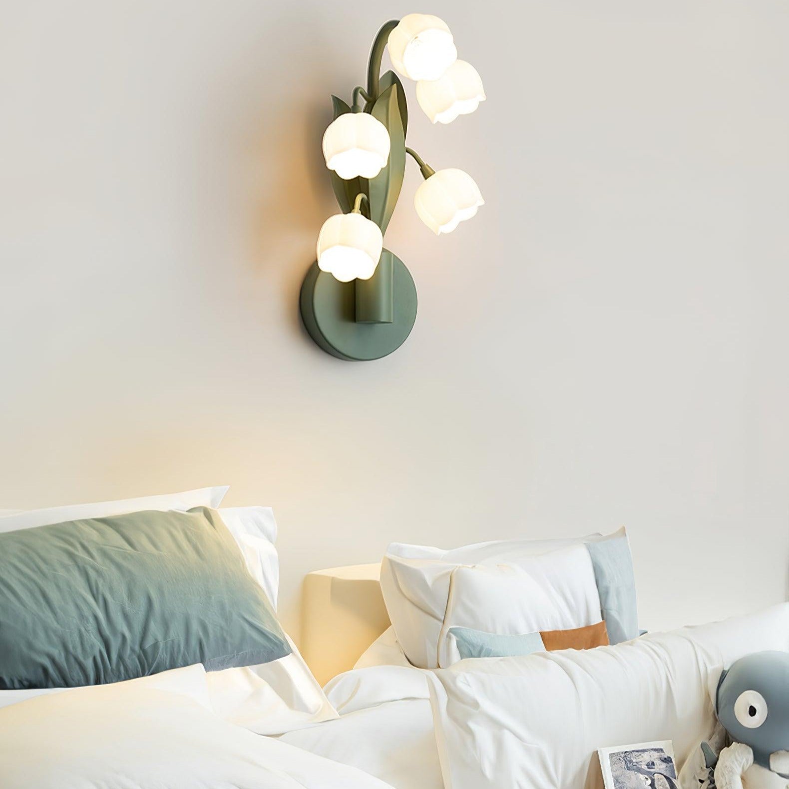 Modern Floral Wall Light – Botanical Design with Soft Natural Lighting