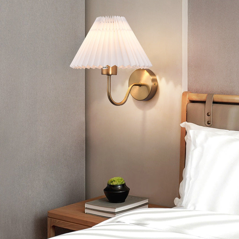 Modern Nordic Vintage-Style Wall Lamp – Brass and Black Indoor Fixture