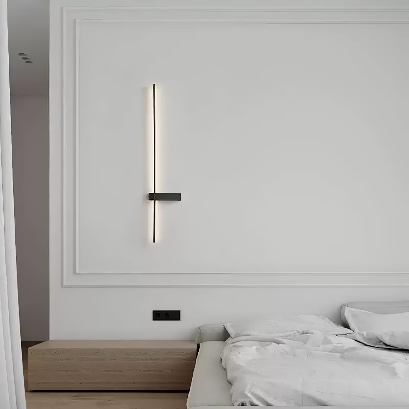 Modern Vertical LED Wall Sconce - Minimalist Black Metal Lamp