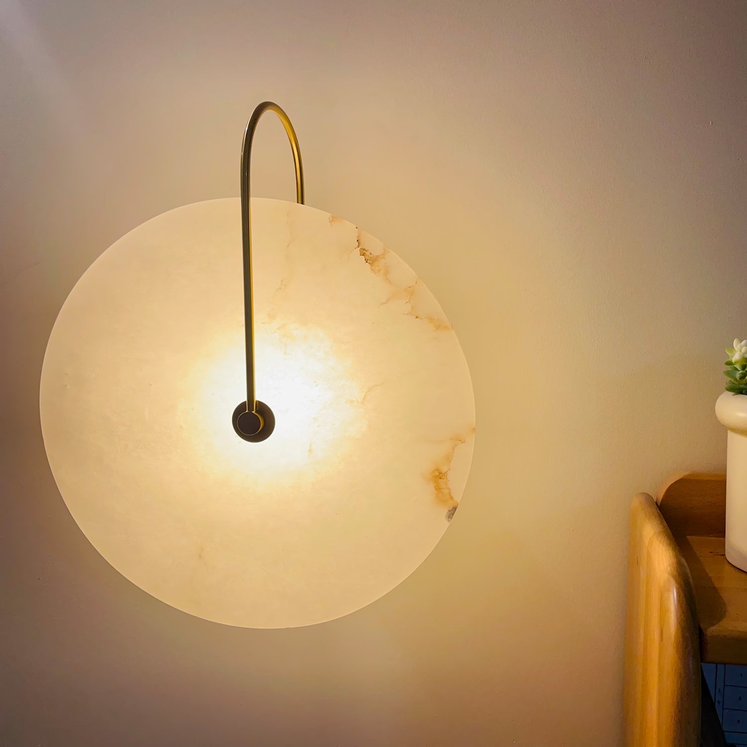 Round Alabaster LED Wall Light – Modern Circular Fixture