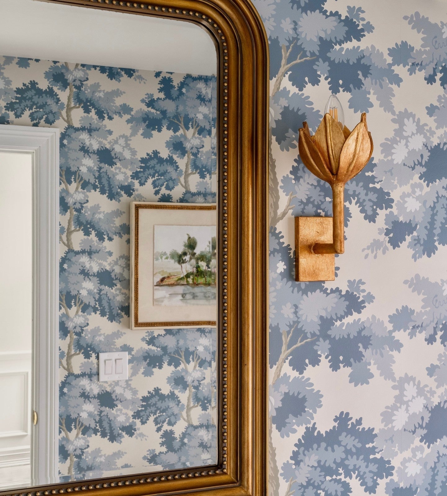 Floral Wall Sconce with Plaster Finish – Brass Accent Decorative Wall Light