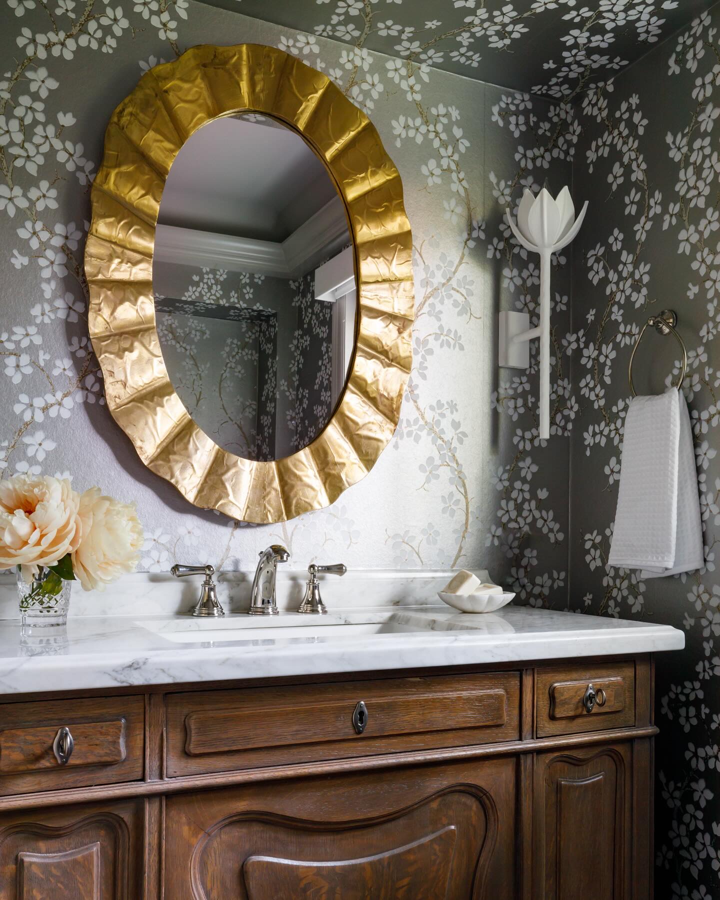 Floral Wall Sconce with Plaster Finish – Brass Accent Decorative Wall Light
