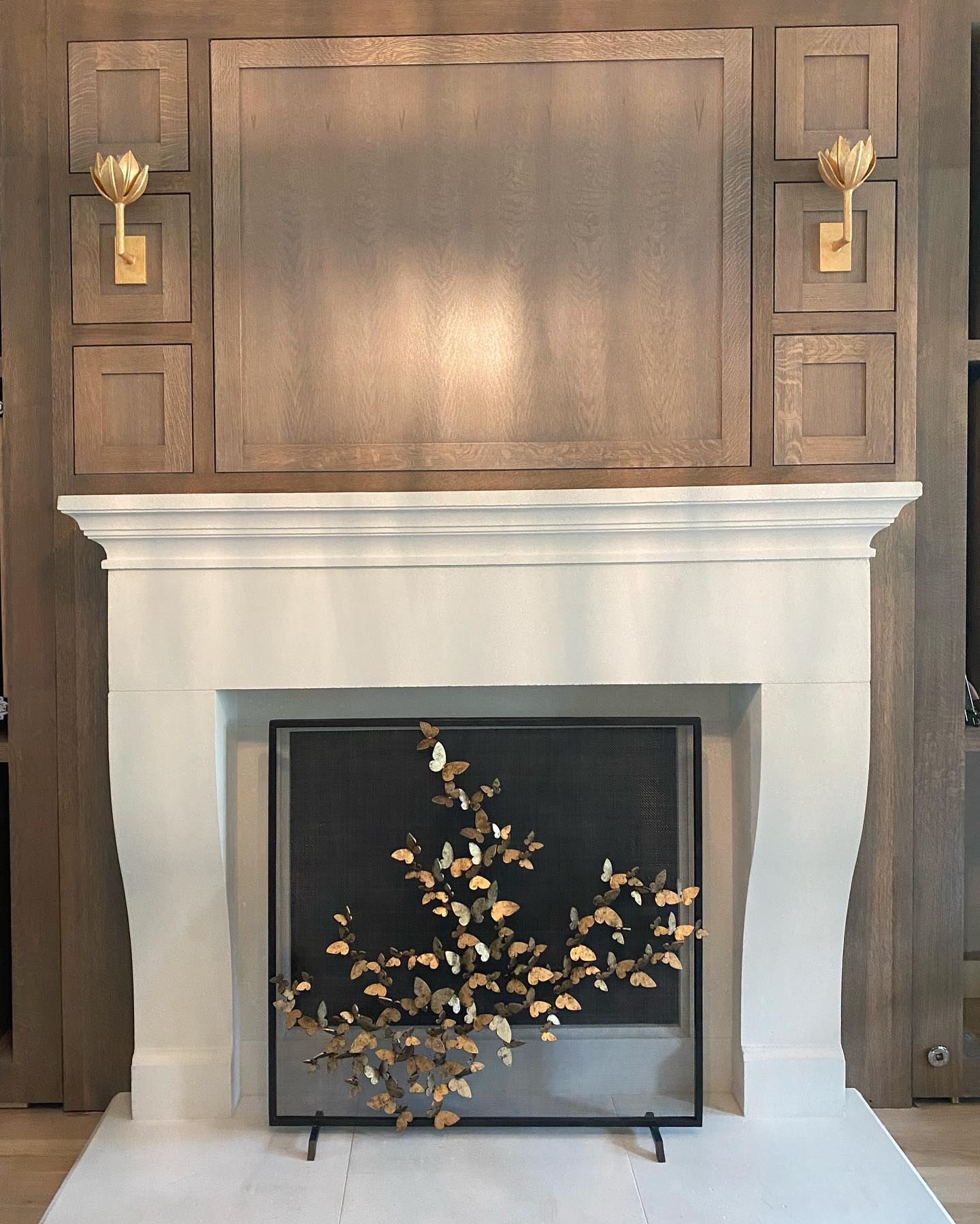 Floral Wall Sconce with Plaster Finish – Brass Accent Decorative Wall Light