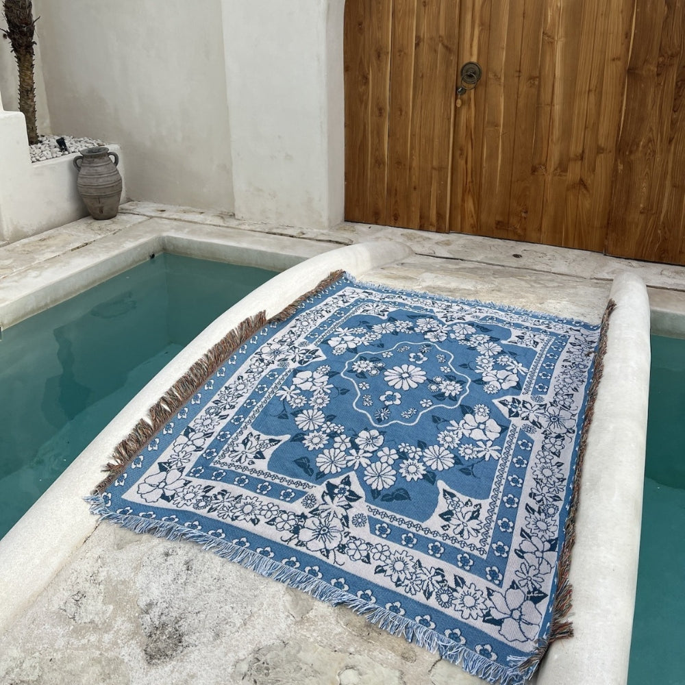 Lightweight Boho Travel Blanket – Blue Daisy Bloom Pattern