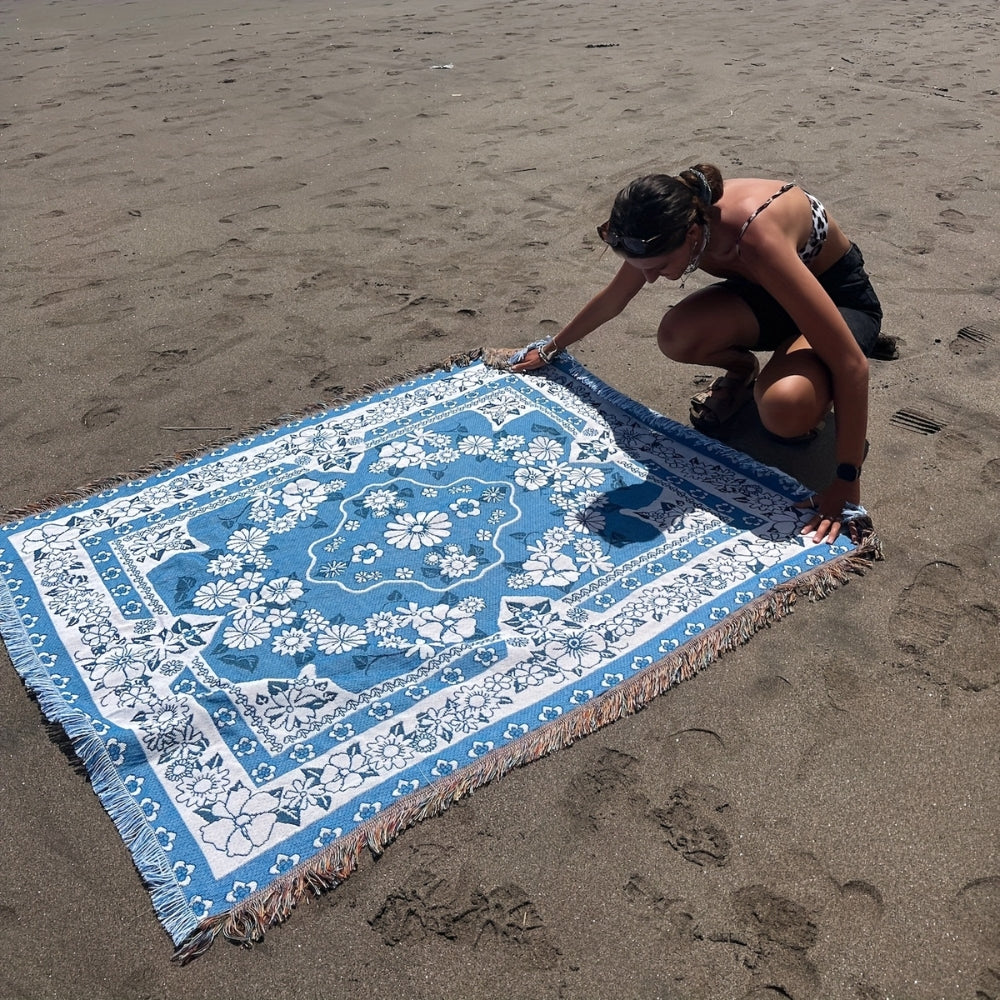Lightweight Boho Travel Blanket – Blue Daisy Bloom Pattern