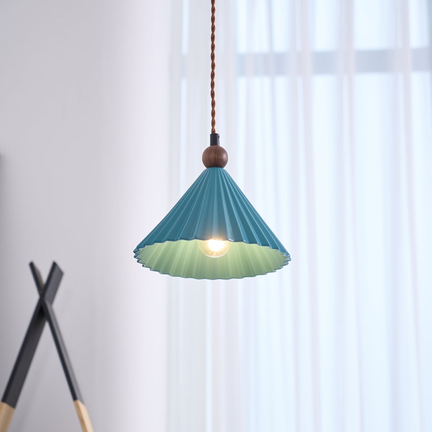 Ceramic Pendant Light with Wooden Accent – Retro-Modern Kitchen Lighting