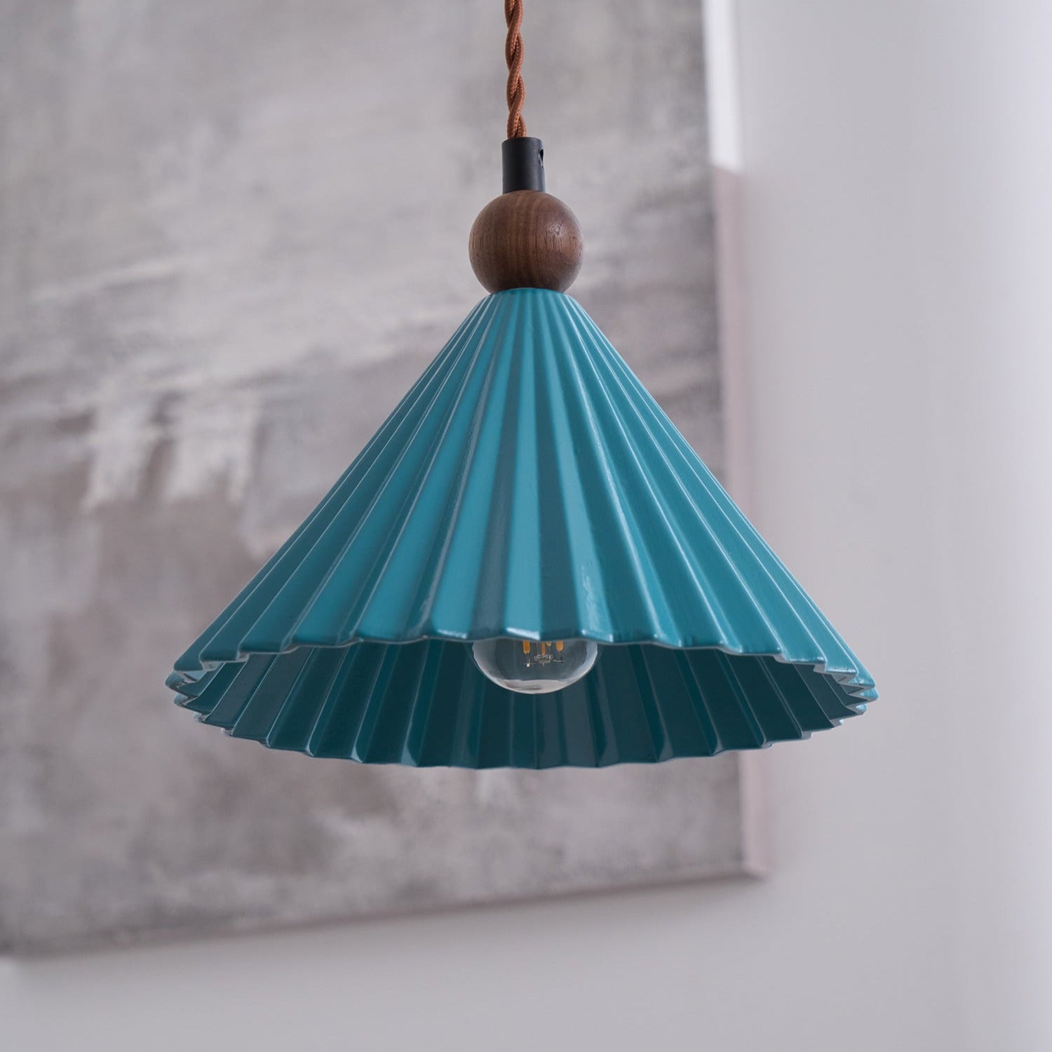 Ceramic Pendant Light with Wooden Accent – Retro-Modern Kitchen Lighting