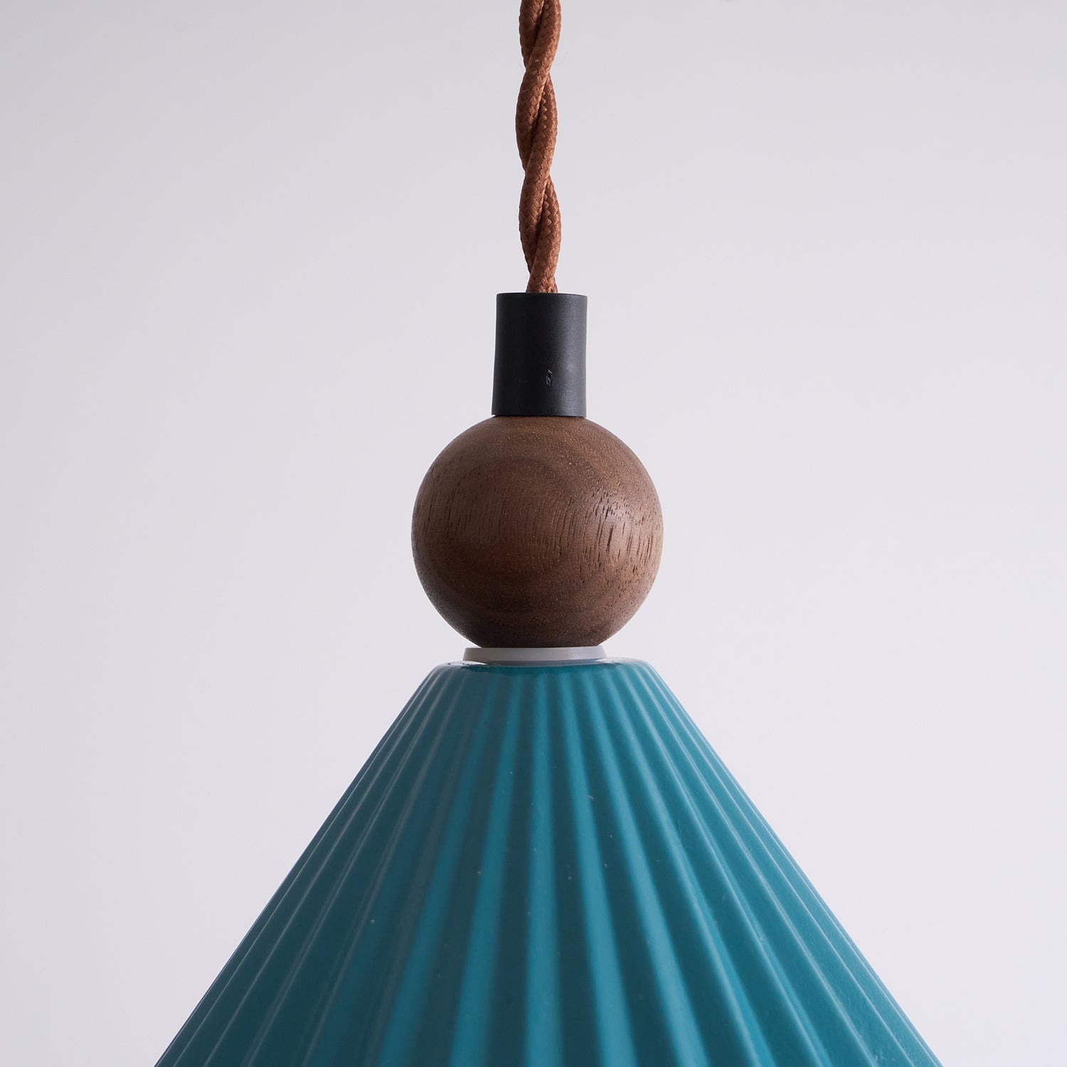 Ceramic Pendant Light with Wooden Accent – Retro-Modern Kitchen Lighting