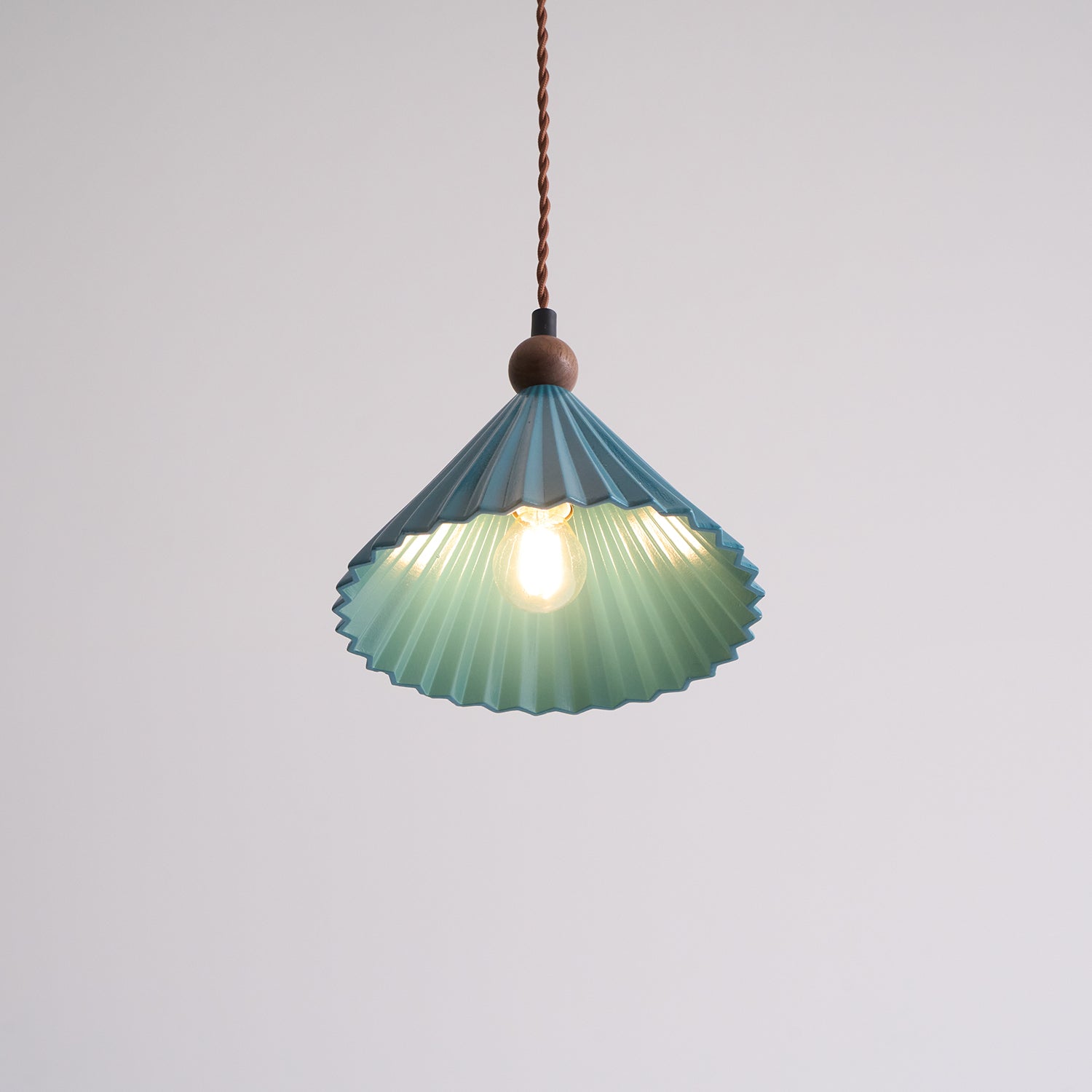 Ceramic Pendant Light with Wooden Accent – Retro-Modern Kitchen Lighting