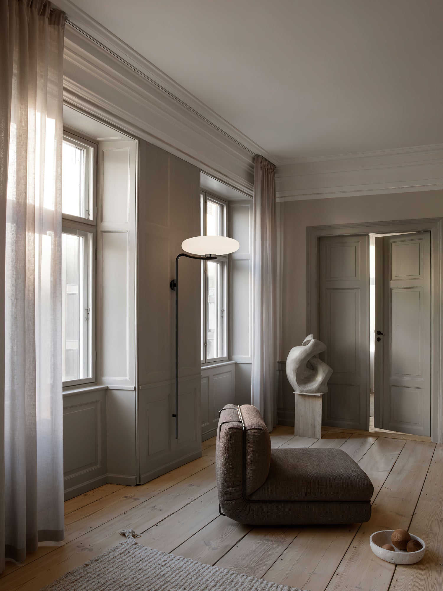 Minimalist LED Arc Wall Lamp – Plug-in Sconce With Circular Opal Shade