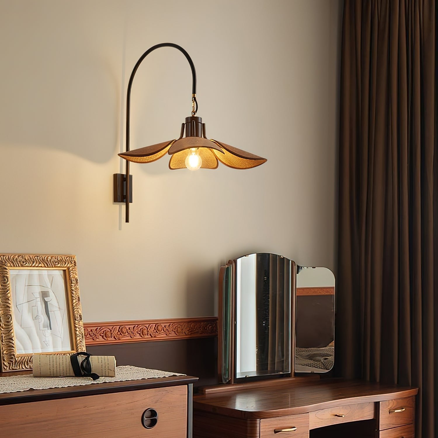 Minimal Petal-Shaped Wall Light | Wall Mounted Light
