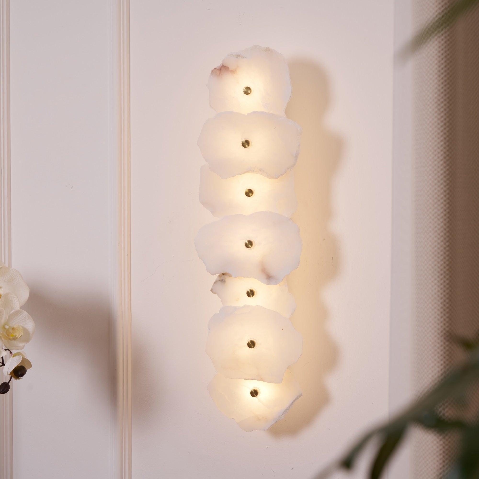 Flower-Shaped Alabaster Wall Lamp – Warm LED Lighting Sconce