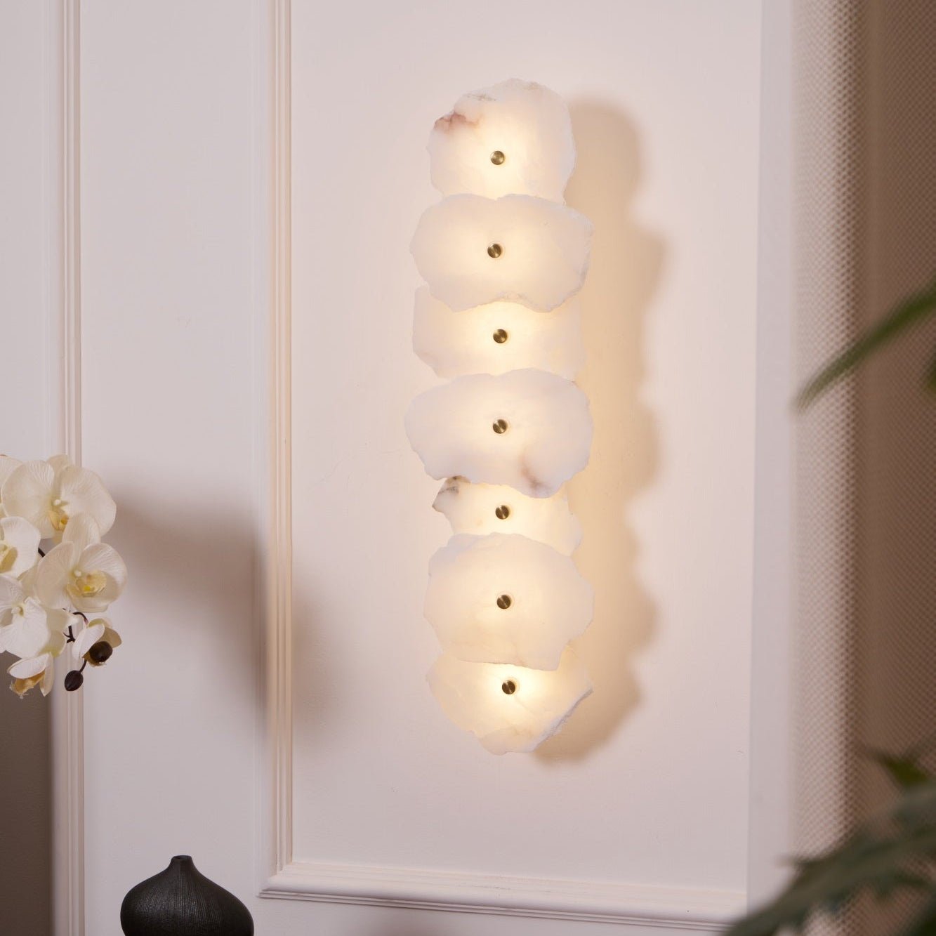 Flower-Shaped Alabaster Wall Lamp – Warm LED Lighting Sconce