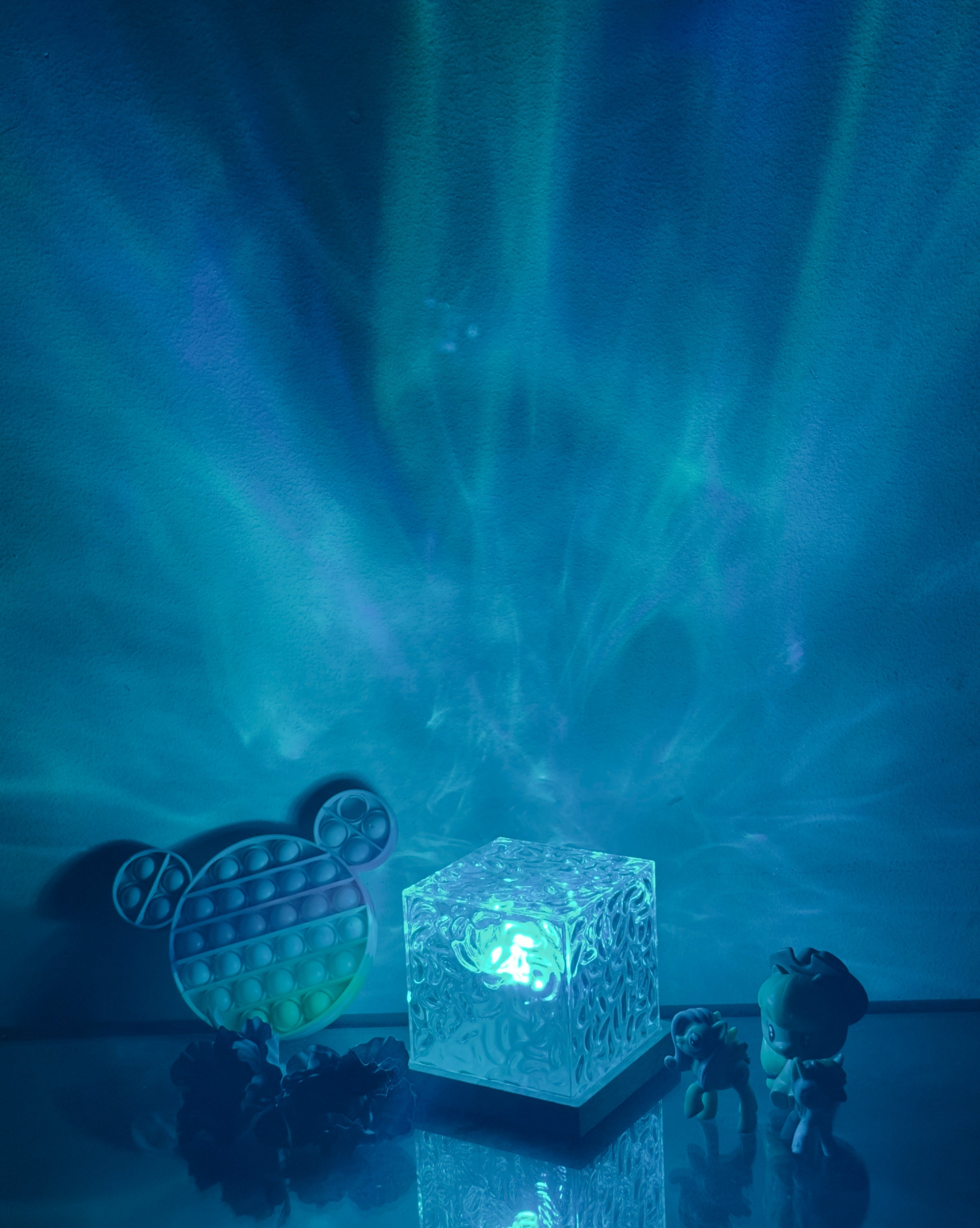 Stylish Qrismora Table Lamp