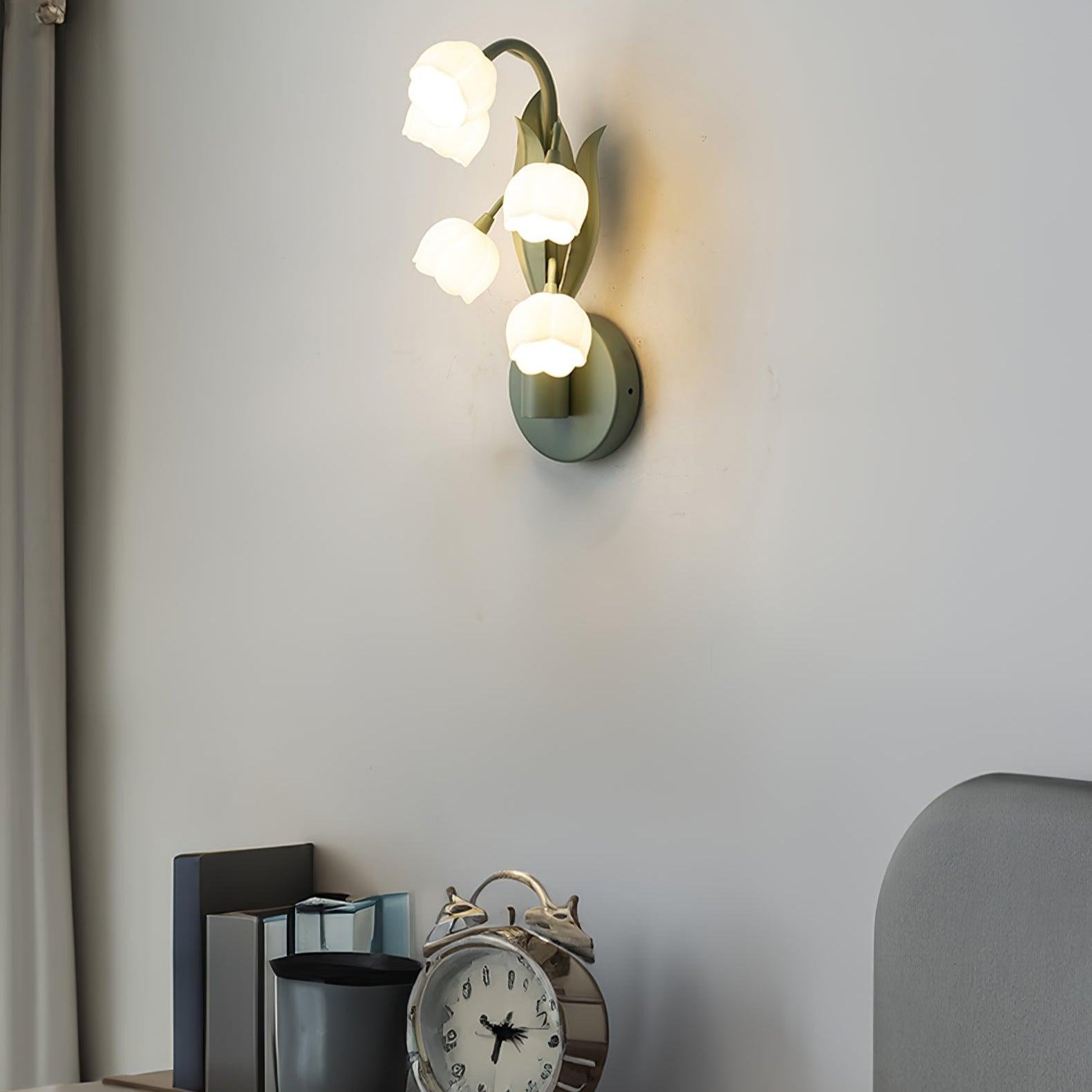 Modern Floral Wall Light – Botanical Design with Soft Natural Lighting