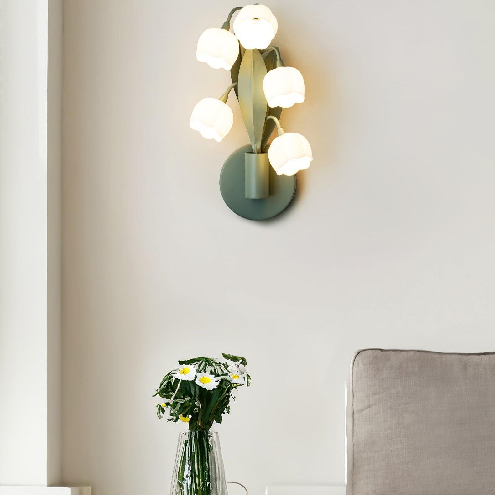 Modern Floral Wall Light – Botanical Design with Soft Natural Lighting