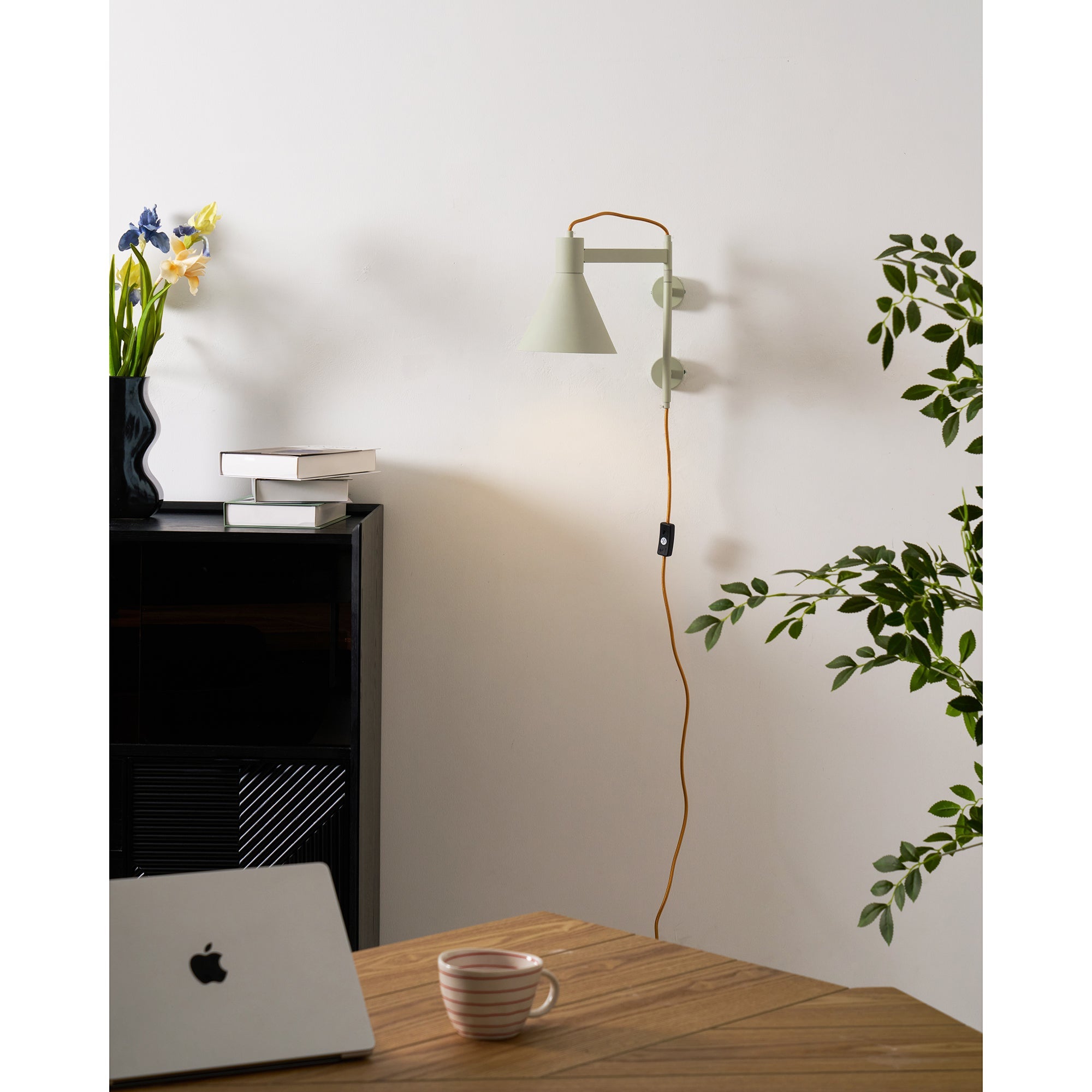 Aluminum Plug-in Wall Lamp – Sleek Design with E26/E27 Socket
