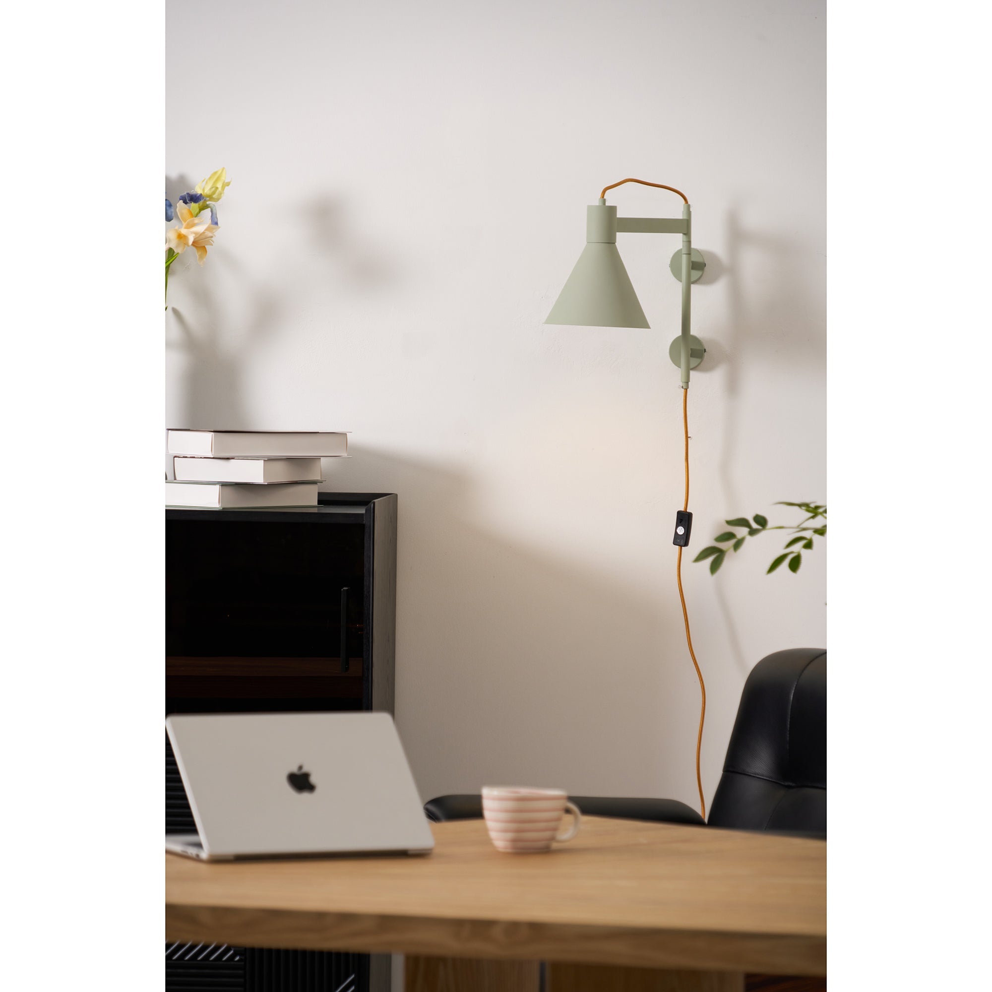 Aluminum Plug-in Wall Lamp – Sleek Design with E26/E27 Socket