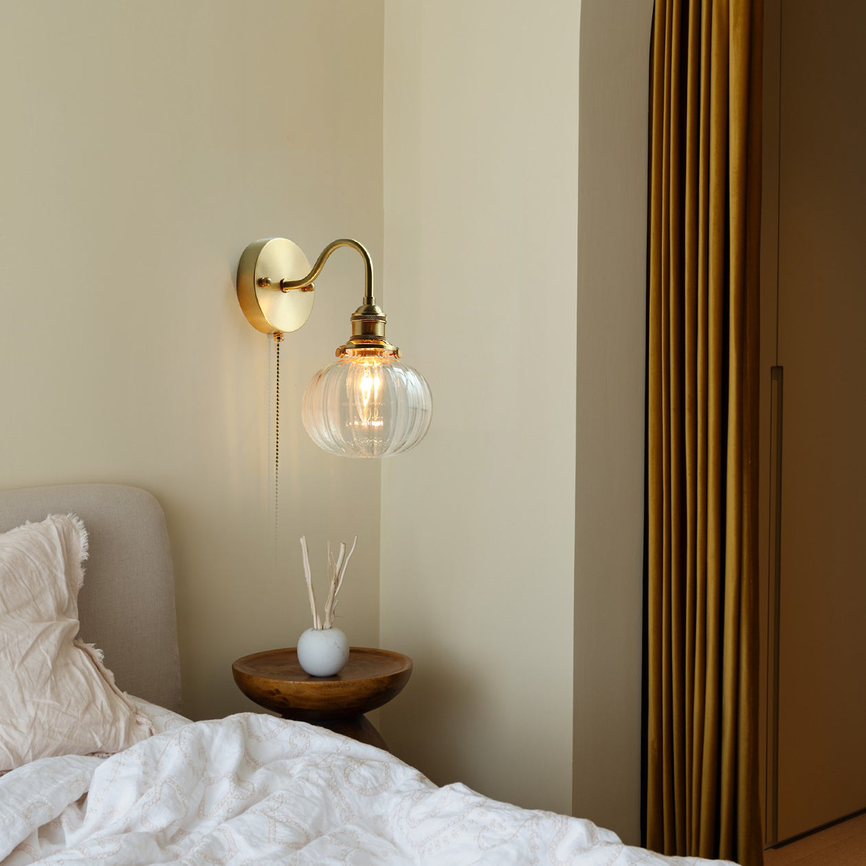 Vintage-Style Glass Wall Lamp with Pull Chain – Classic Brass Finish