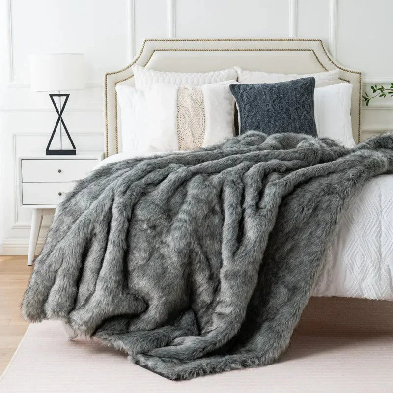 Plush Faux Fur Blanket – Elegant and Cozy Home Accessory - Atelier Dubois Paris